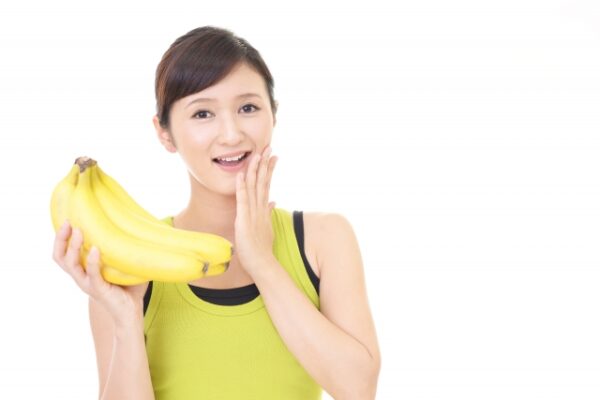 バナナを持つ女性　写真