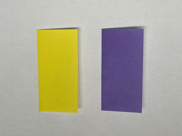 黄色とラベンダー色の折り紙　写真