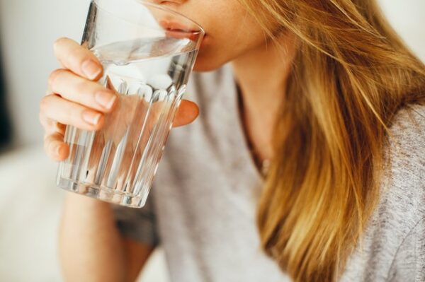 水を飲む女性　写真